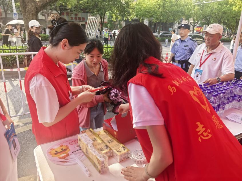 马鞍山新华书店工作人员身着志愿者统一服装开展助考服务