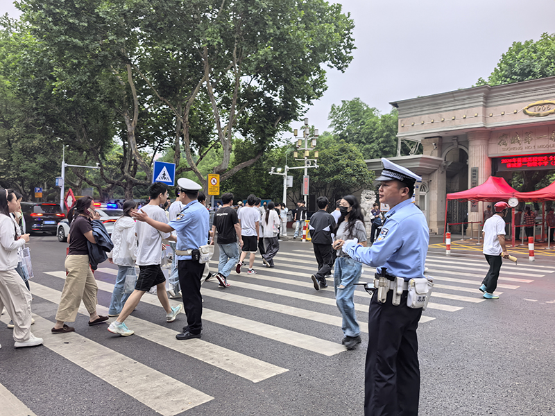 引导学生有序进入考场