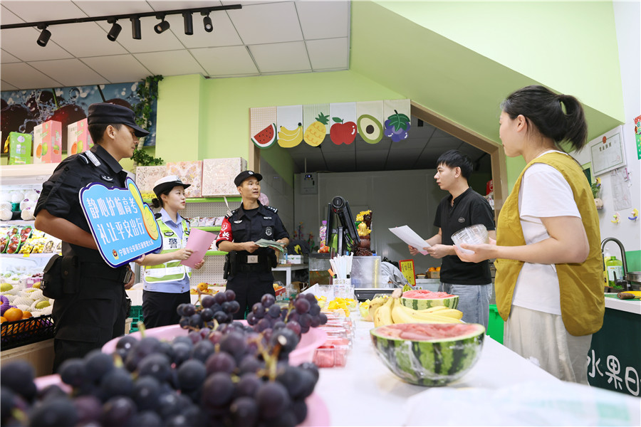 向考场附近的水果店业主开展禁噪和交通类宣传提醒。