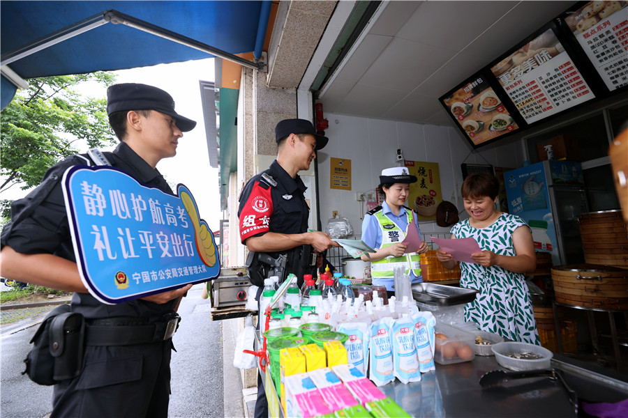 向考场附近的早餐店业主开展禁噪和交通类宣传提醒。