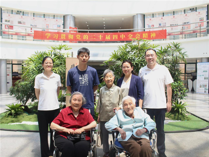 三位老姊妹的安财情怀。