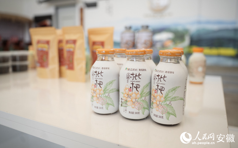 年销500万瓶的三潭枇杷饮。人民网记者 王锐摄