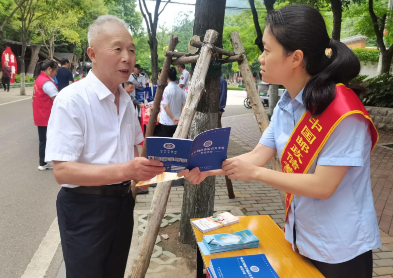 向市民宣传普及反诈知识