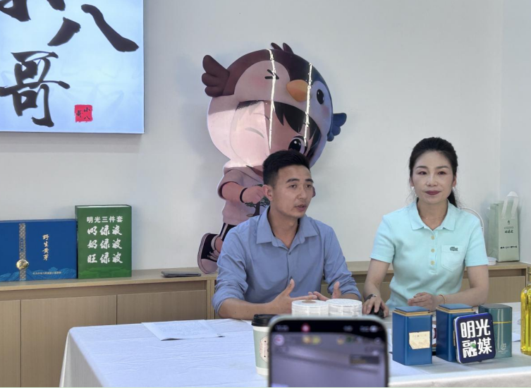 主持人王宝慧与“主播”李洋谈园区蝶变，梁童舒摄