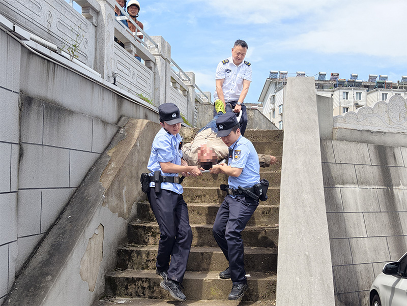 合力救援。