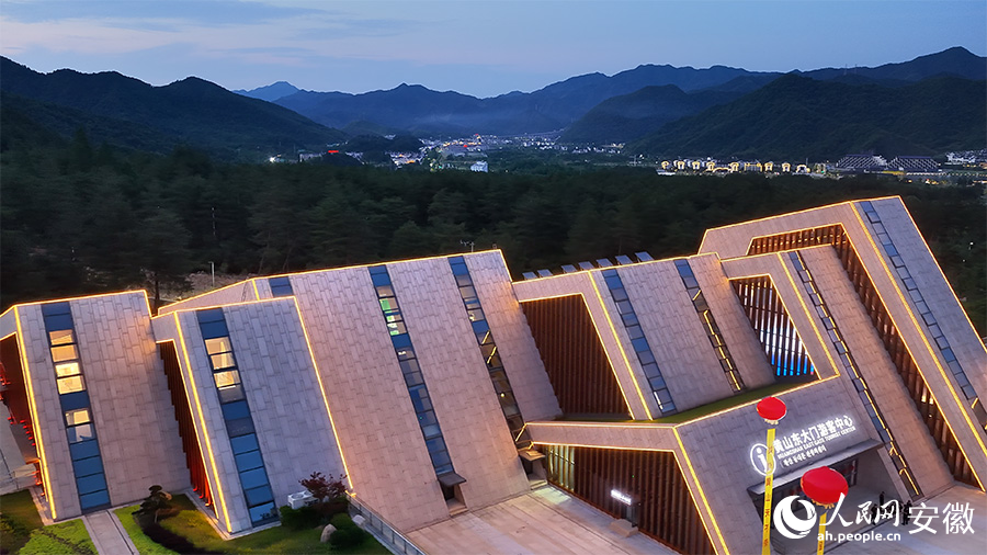 夜色中的黄山东大门。人民网 郭昊摄