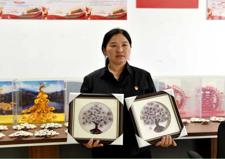 杨秋菊展示正在赶制的新产品。李艳龙 摄