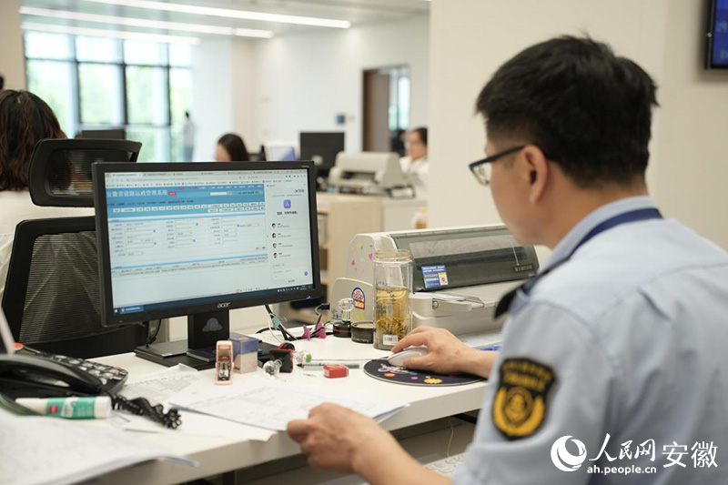 数字员工已成为窗口服务人员的好助手。人民网记者 王锐摄