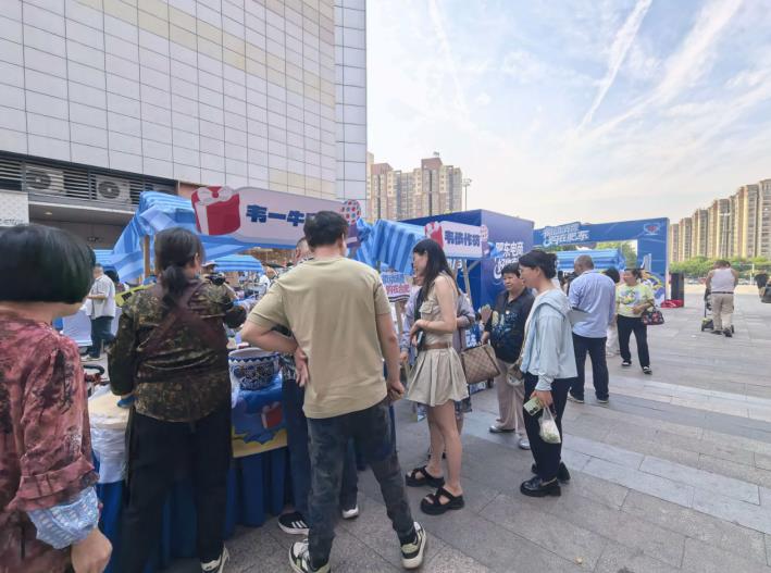 市民逛展会、买特产。