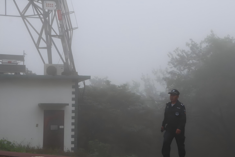 皇甫山林场最高峰的移动基站。安徽移动供图