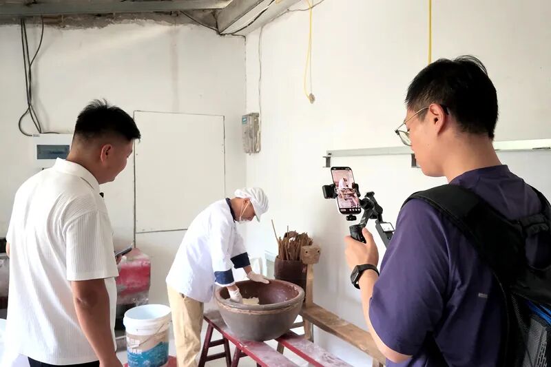 6月11日，岳西县响肠镇“思响肠新”直播间开启第三场沉浸式直播，聚焦非遗手工挂面制作技艺。