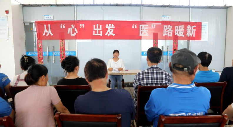 医生正在给一线员工做心理辅导