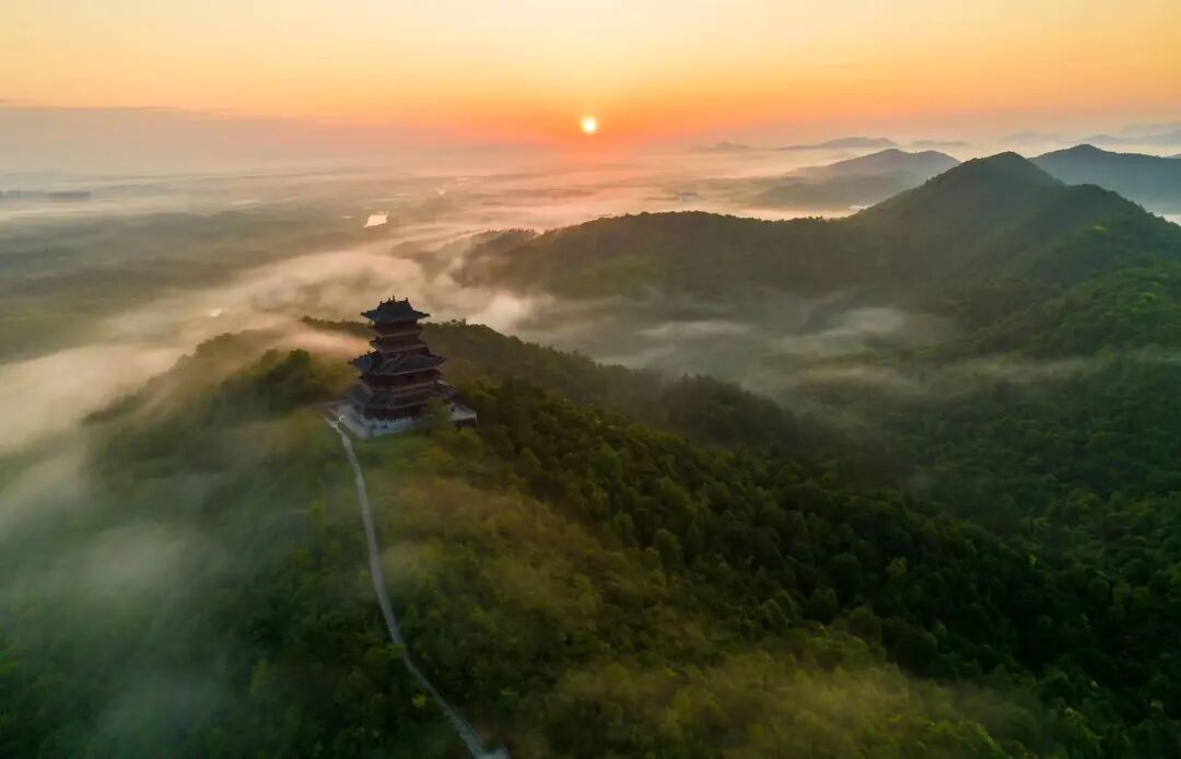 平天湖望华楼日出。李春摄