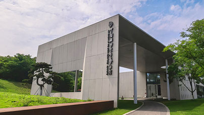 行進中國丨神山深處，一座素顏的“雕塑客廳”‌初夏，蕪湖神山公園內，一座通體素白的建筑靜臥於綠意之間。這裡是蕪湖新晉的文化地標——中國雕塑學會藝術館。