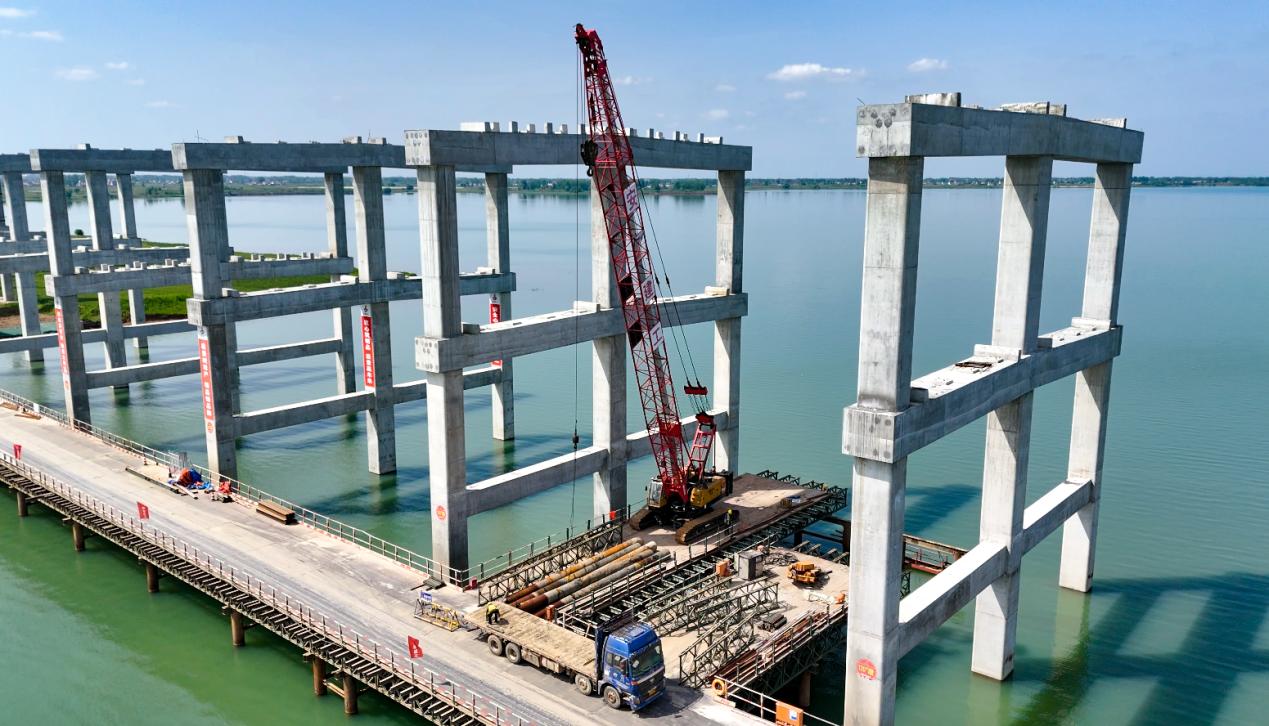 S20长固高速霍邱至皖豫界段城东湖特大桥的建设现场。安徽建工集团供图