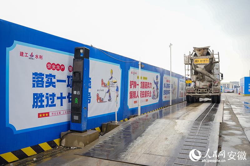 项目工地上的地磅接入了精云智慧工地3.0系统可以在线上实现智能监控。人民网记者 王锐摄