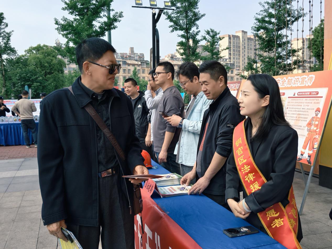 铜陵市铜官区司法局开展法律援助宣传活动。王晨摄