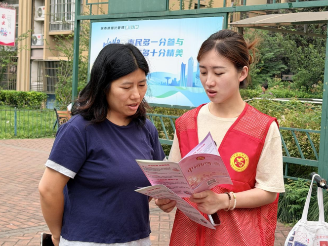 志愿者向居民宣传青少年关护安全知识