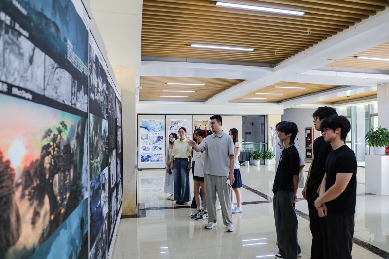 师生在参观毕业设计展览。陈晨摄