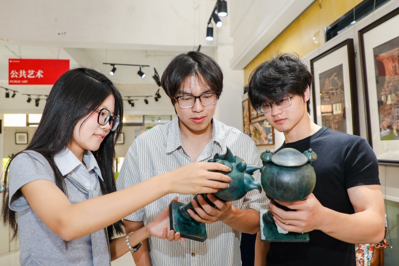 学生在参观毕业设计展览。陈晨摄