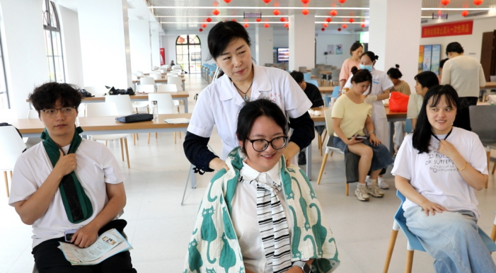 医务人员为员工按摩理疗