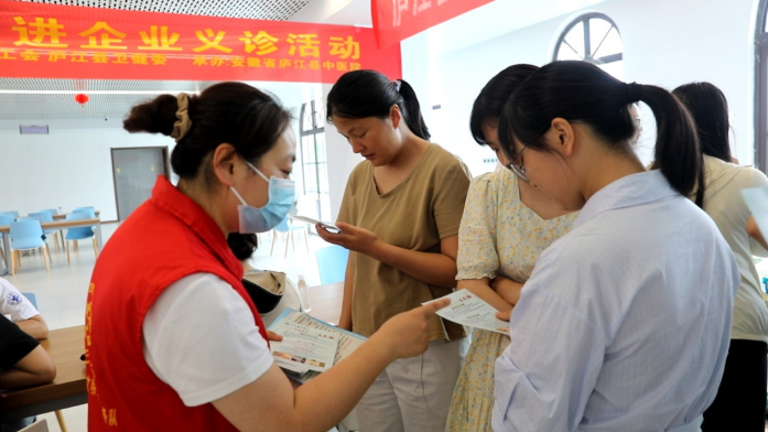 医务人员现场发放健康宣传资料