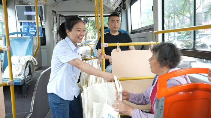 蚌埠市医保局工作人员向乘客宣传医保政策
