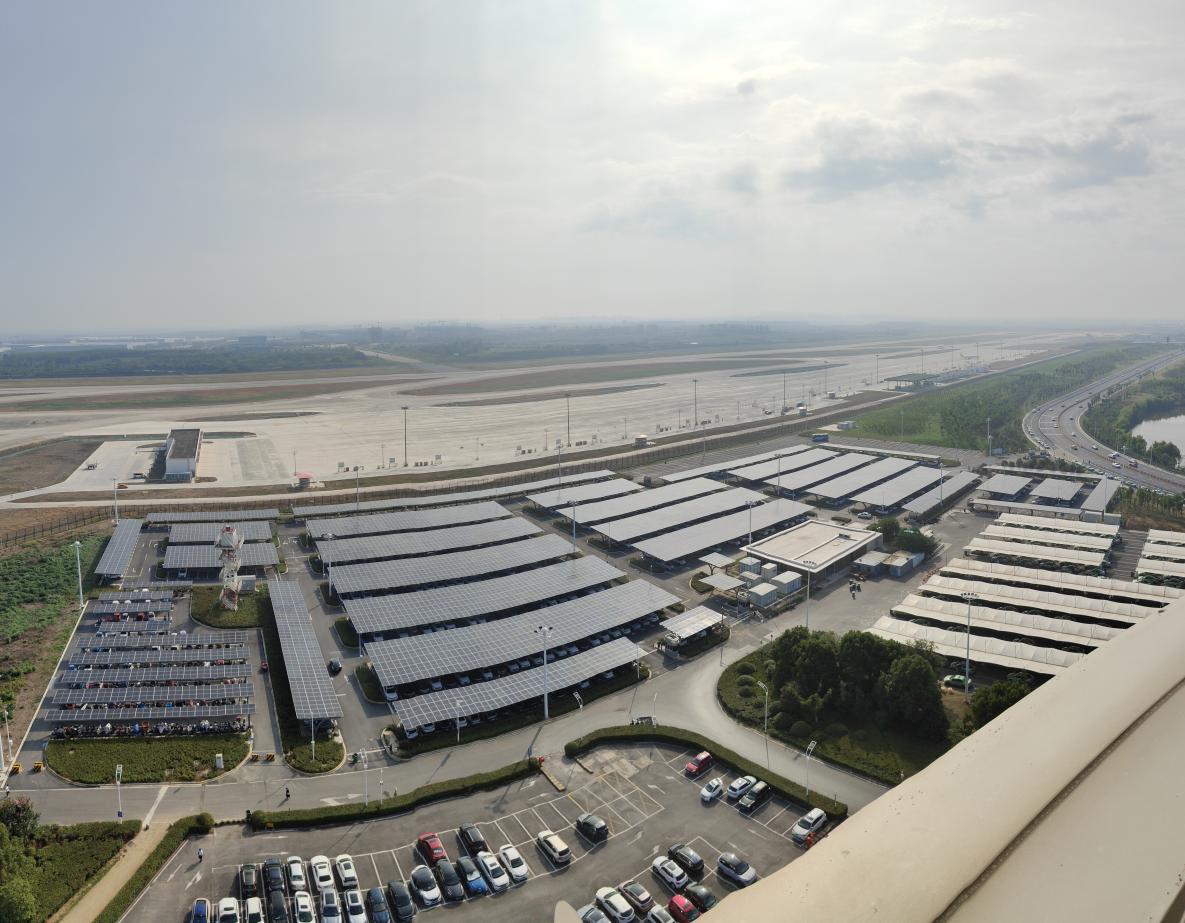 合肥新桥国际机场网约车停车场分布式光伏发电项目。合肥市委网信办供图