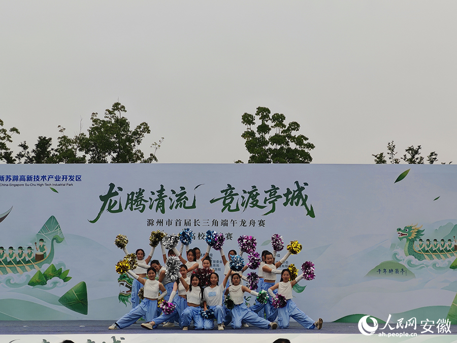 活动现场文艺演出。人民网 丁纪摄