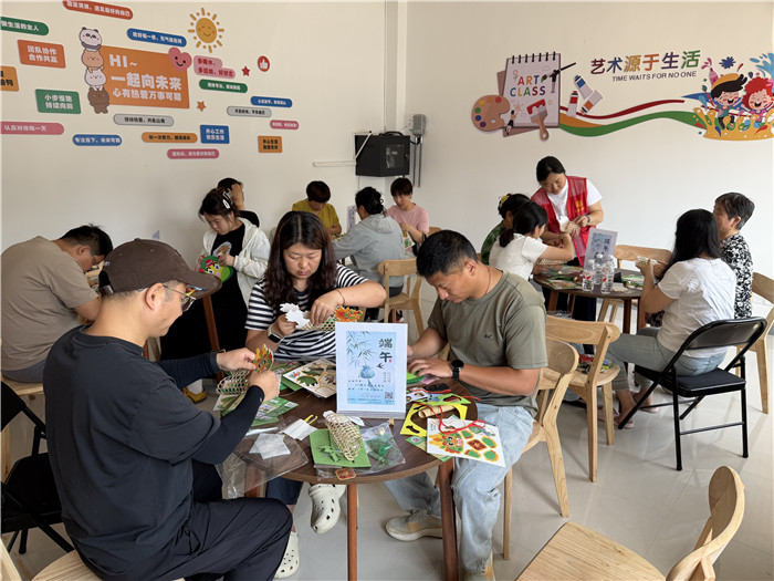 居民一边动手制作，一边交流心得。