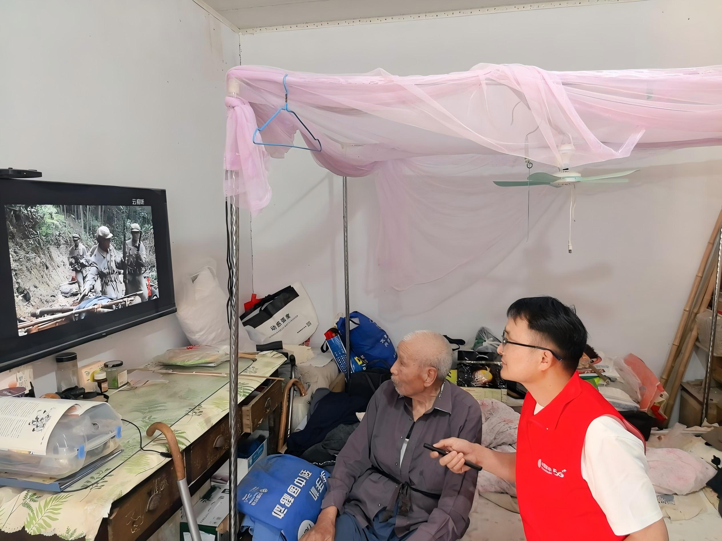 温情守护阿尔茨海默老人晚年生活。安徽移动供图