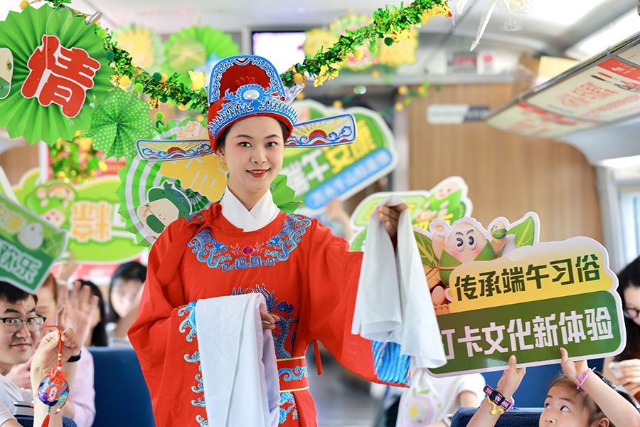 合肥客运段“春风”文艺小分队表演黄梅戏。梁浩然摄