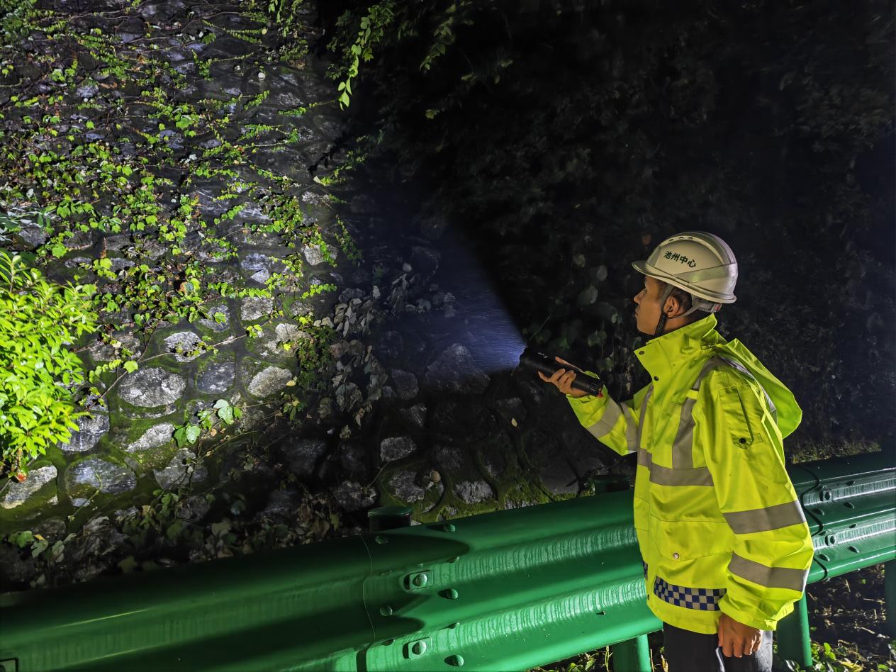 池州中心养护员连夜对暴雨黄色预警重点高边坡路段进行汛期巡查