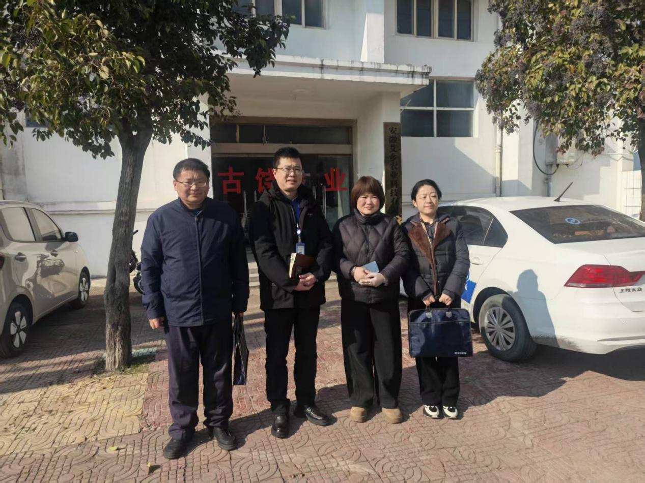 国元保险淮北中心支公司工作人员上门为企服务。受访者供图