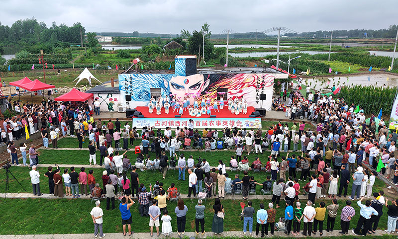 6月20日，游客在观看全椒县古河镇西河湾首届农事英雄会文艺表演。沈果摄