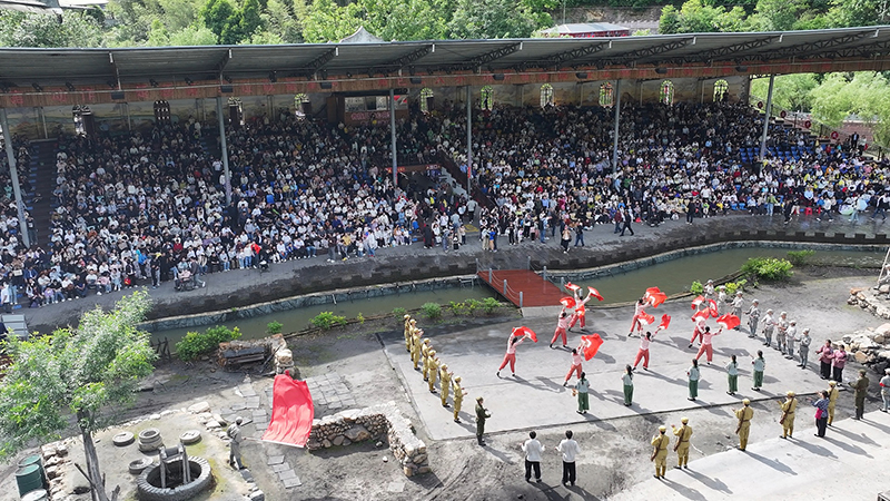 六安市霍山县的六万情峡，红色实景剧吸引众多游客观看。霍山县文旅体局供图