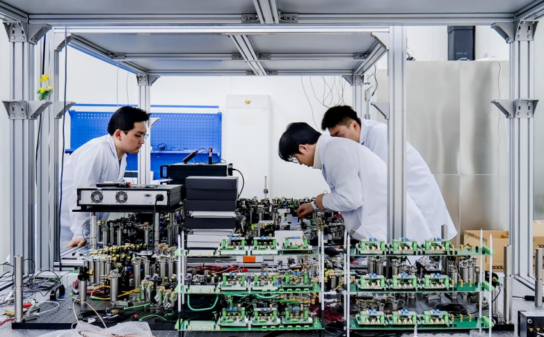 中电信量子集团工作人员正在调测“天衍-P2000”