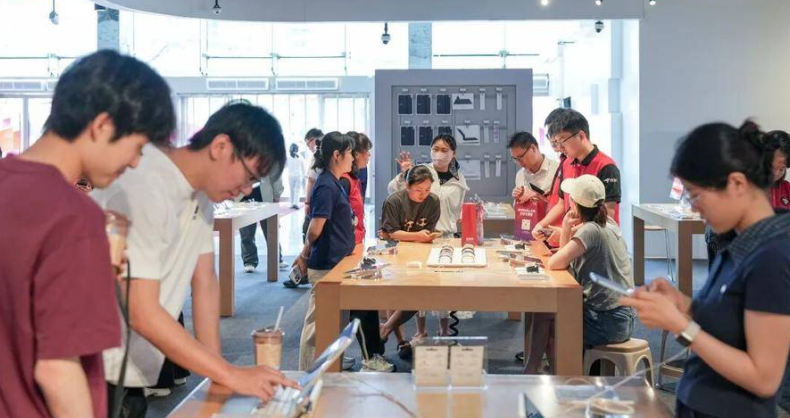 在京东MALL合肥蜀山店，不少考生正在选购手机。葛庆钊摄