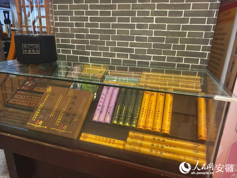 龙城医派文化园中展示的部分中医药产品。人民网 陶伟摄