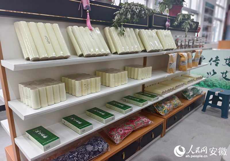 安徽萧国中医药研究有限公司研发的艾草制品。人民网 陶伟摄