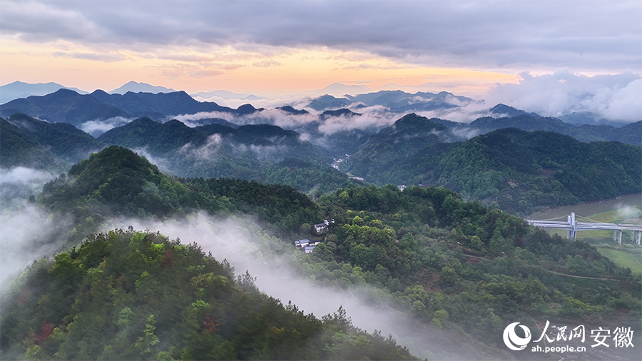 雨后新安江,诗意入画来。人民网 郭昊摄