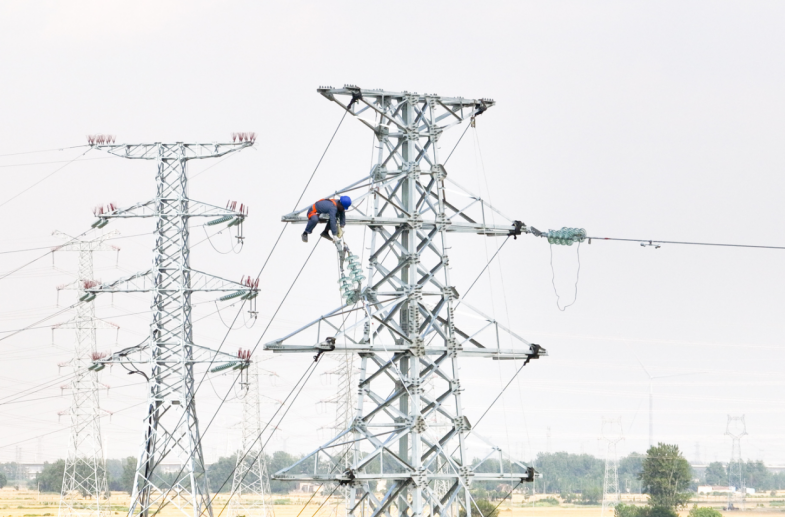濉溪縣供電公司施工人員全力沖刺35千伏線路工程建設。儲運濤攝