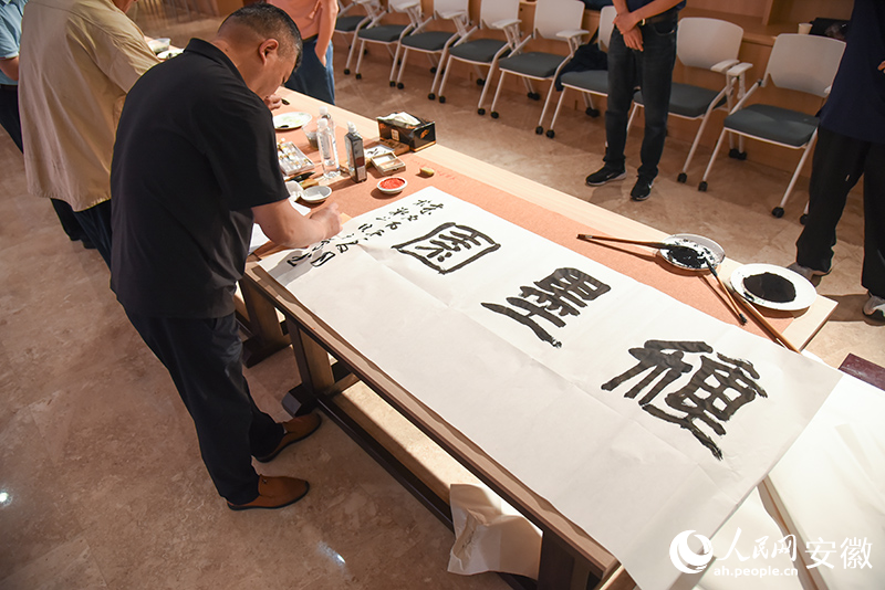 活动现场，书画家们将对宣纸文化的热爱、对非遗传承的思考融入笔墨之间。人民网记者 李希蒙摄