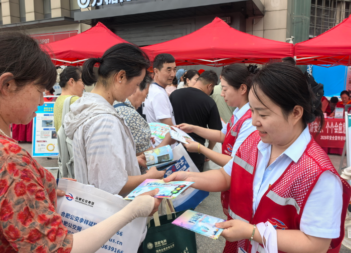 公交志愿者向市民发放安全生产、应急避险宣传资料。