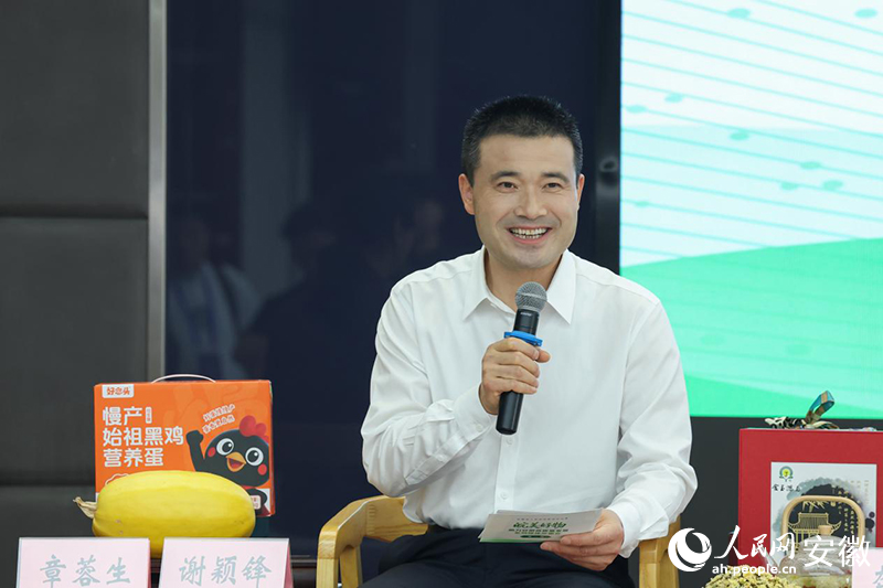 泗县县委副书记、县长谢颖锋推介泗县金丝绞瓜。人民网记者 张俊摄