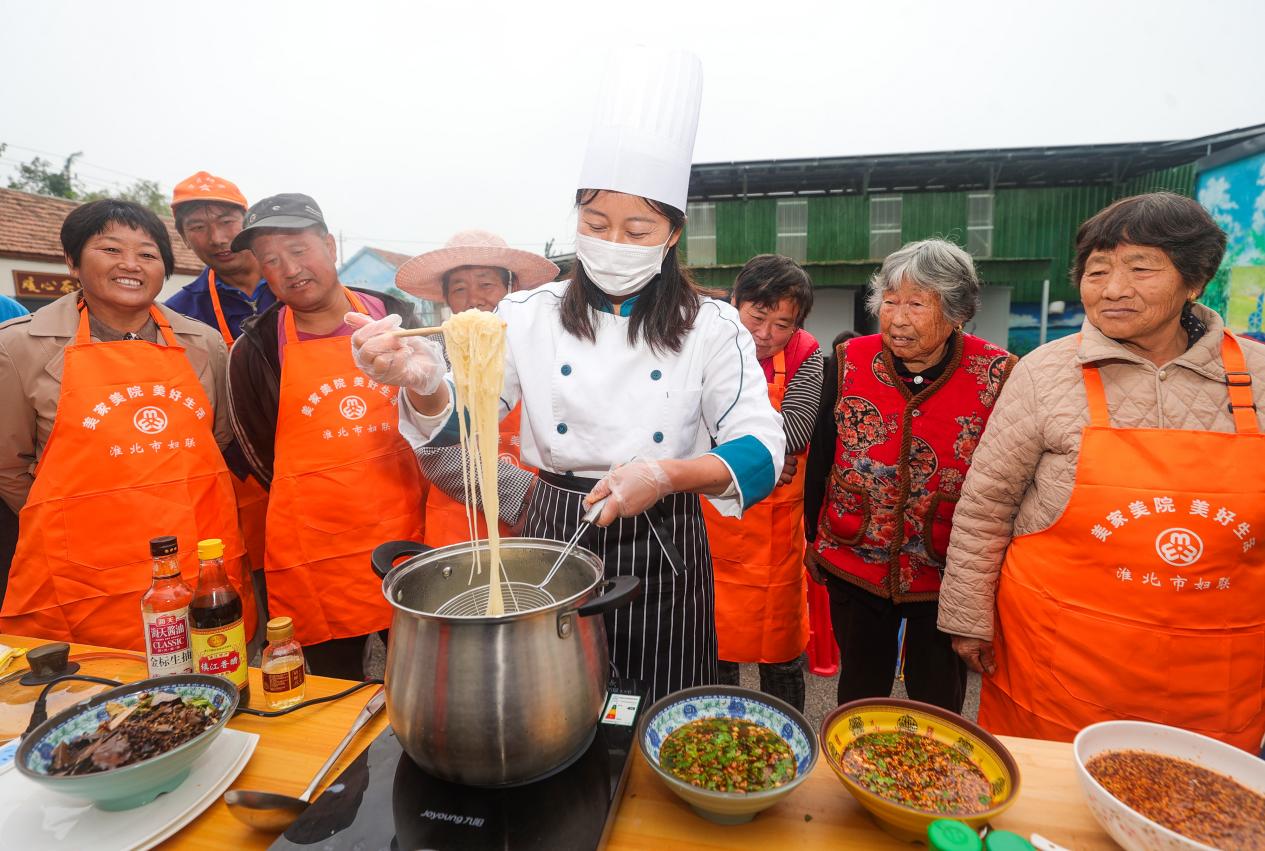 当地学员在濉溪县百善镇郭屯村、学做烫面。冯树风摄