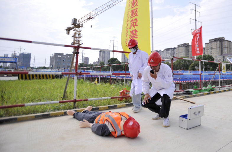 参演项目部医护人员现场对“触电工人”检查。