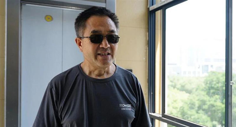 阜南县中医院家属院居民杨俊平接受媒体采访。