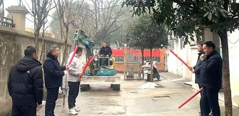 阜南县中医院家属院居民庆祝加装电梯开工。