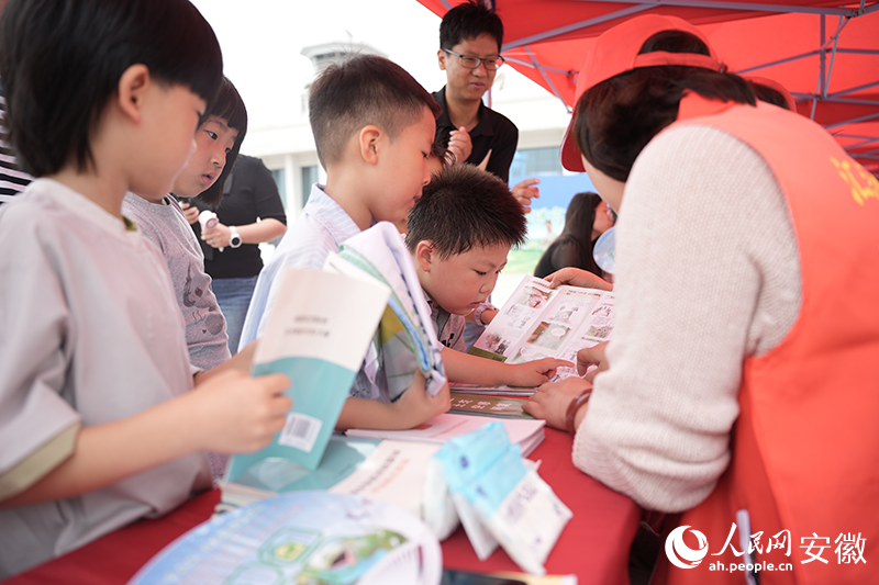 学生在活动现场了解自然资源相关知识。人民网记者 王锐摄